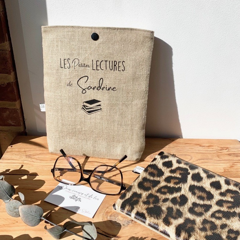 https://www.deuxcoeursetdelin.fr/3330-large_default/pochette-a-livre-leopard-personnalisable.jpg